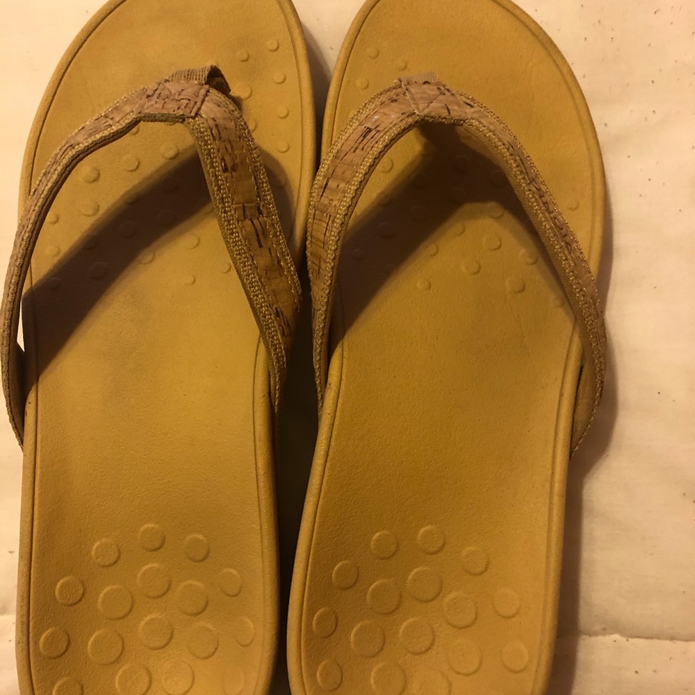 Vionic high tide platform sandal. Size 9.